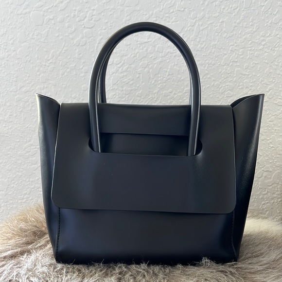 Quiet Luxury Black handbag with removable crossbody strap - Picture 2 of 15